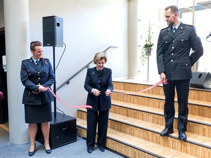 Dronning Sonja opnar Politihuset i Tønsberg med bistand frå Mari Ådalen Slettedal og Jan Robert Kristoffersen. Foto: Gorm Kallestad / NTB scanpix